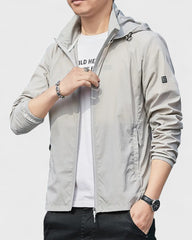 Jérôme | Veste coupe-vent homme bleu clair avec capuche